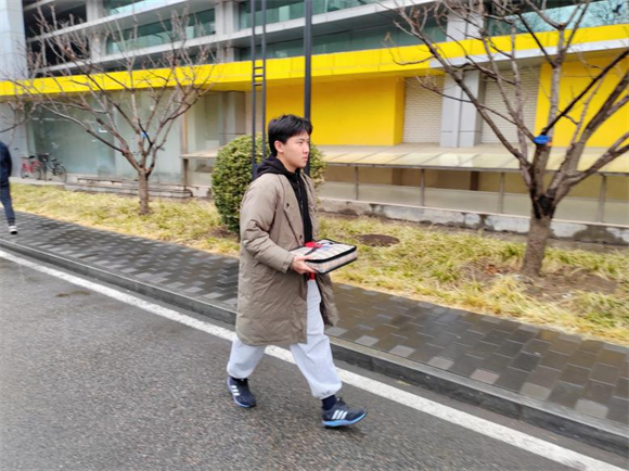 国家安全学院学生代表冒雨雪为离退休教师送饭菜1