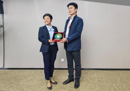 龙芯公司张戈副总经理代表公司向我院赠送纪念品 龙芯公司张戈副总经理代表公司向我院赠送纪念品