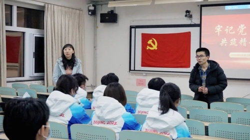 刘理鼎老师与苗青老师发言 刘理鼎老师与苗青老师发言